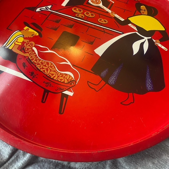 Beautiful Amish Metal Serving Tray Mother and Son making Pretzels Pennsylvania - Picture 5 of 6